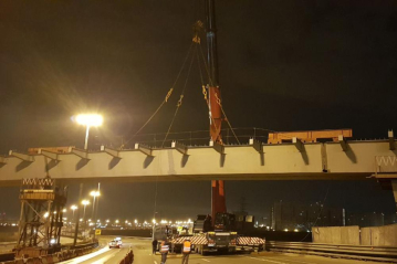 Монтирование балки пролета моста, при помощи автокрана Liebherr